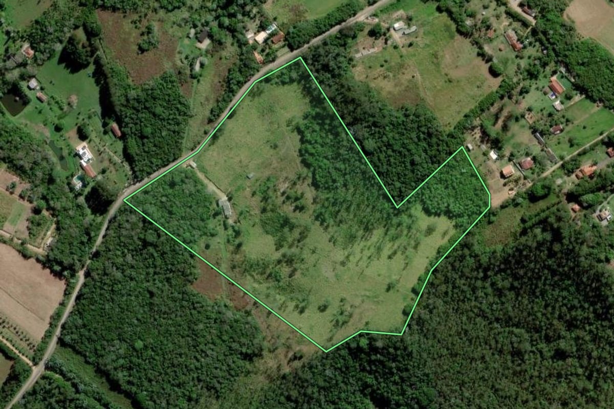 Imagem de satélite do imóvel rural em Mogi das Cruzes (SP), com o contorno declarado no CAR desenhado por cima.
