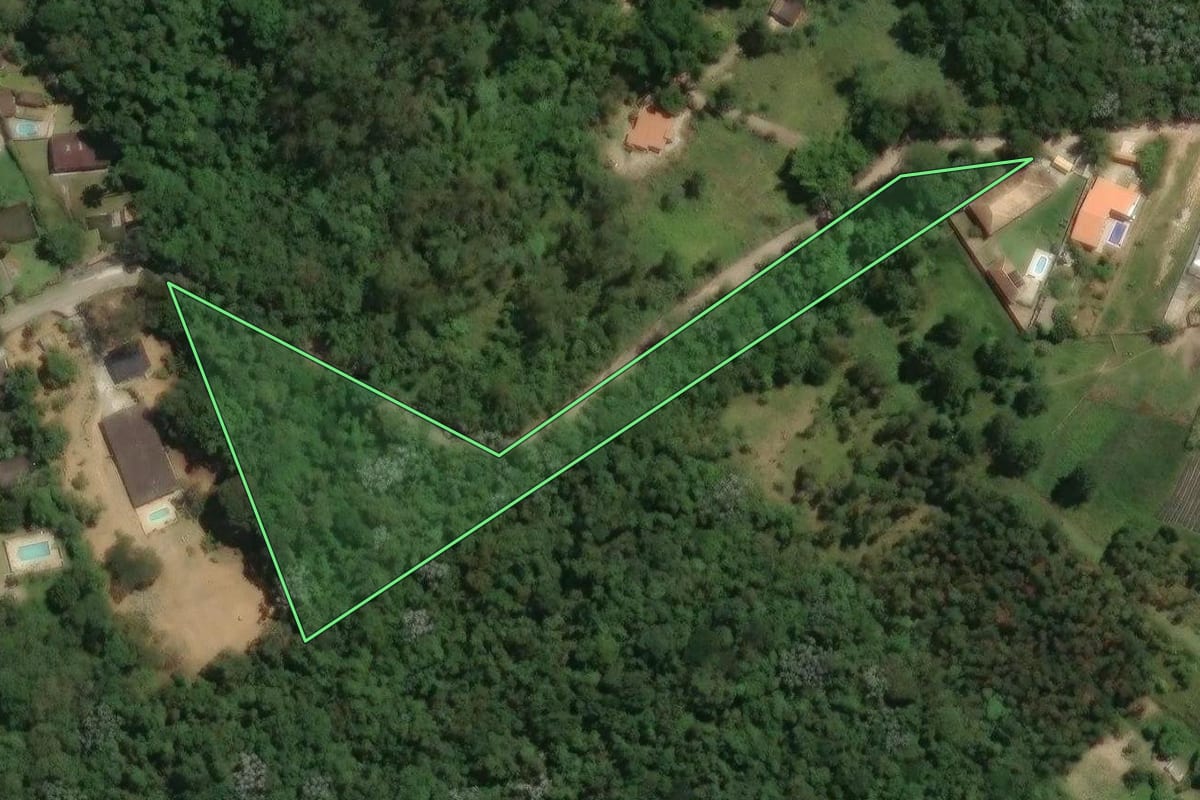Imagem de satélite do imóvel rural em Mogi das Cruzes (SP), com o contorno declarado no CAR desenhado por cima.
