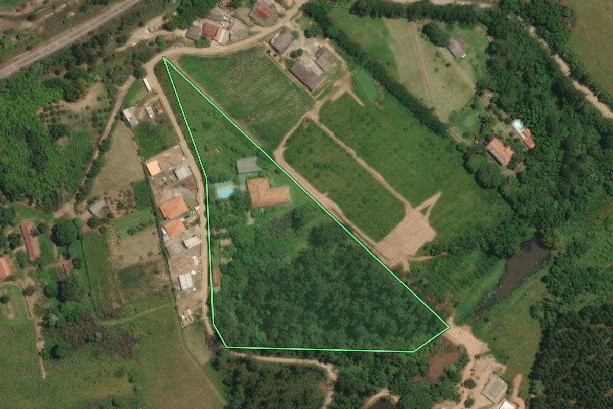 Imagem de satélite do imóvel rural em Mogi das Cruzes (SP), com o contorno declarado no CAR desenhado por cima.