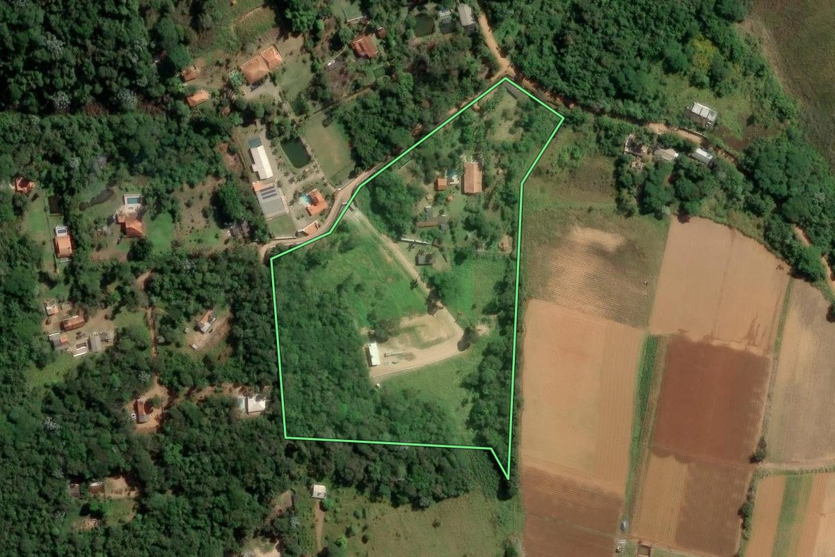 Imagem de satélite do imóvel rural em Mogi das Cruzes (SP), com o contorno declarado no CAR desenhado por cima.