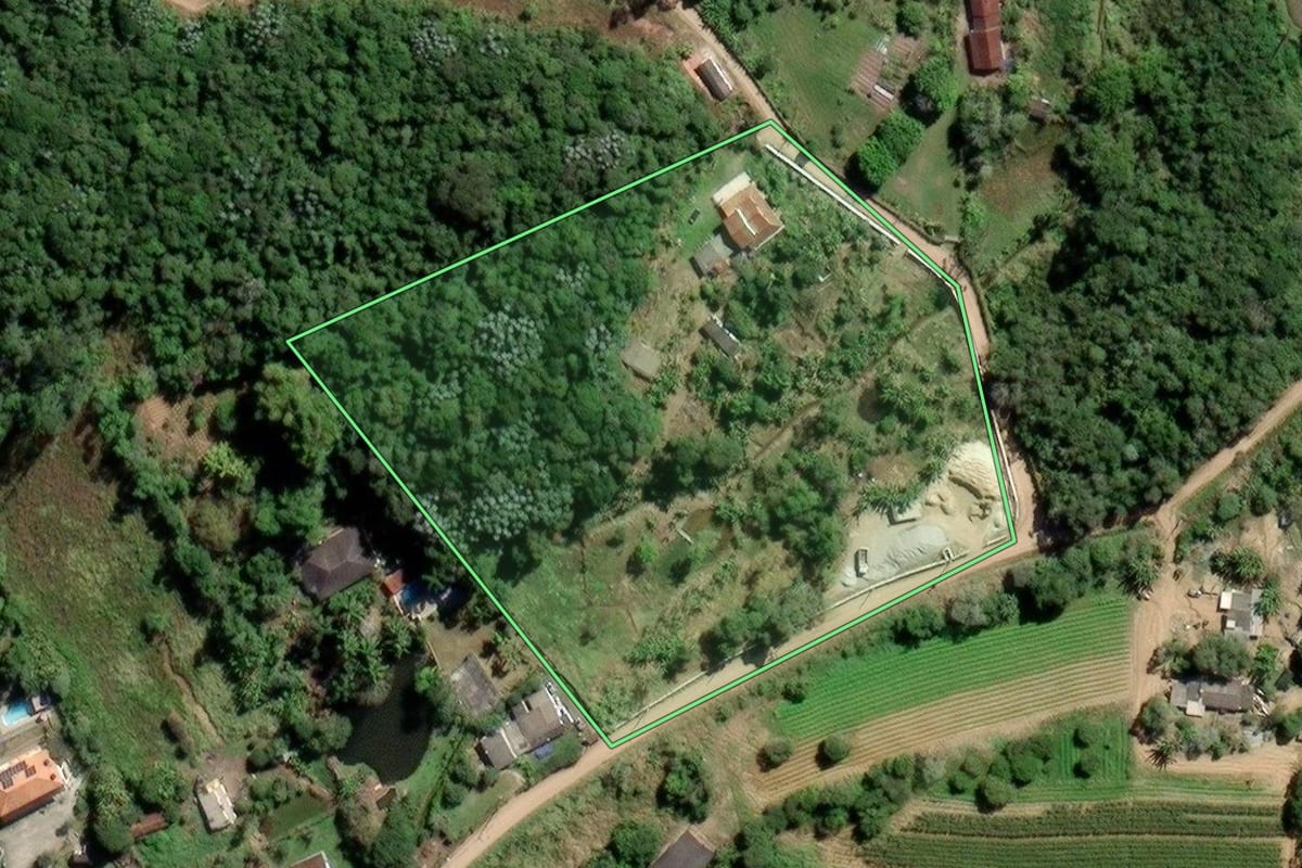 Imagem de satélite do imóvel rural em Mogi das Cruzes (SP), com o contorno declarado no CAR desenhado por cima.