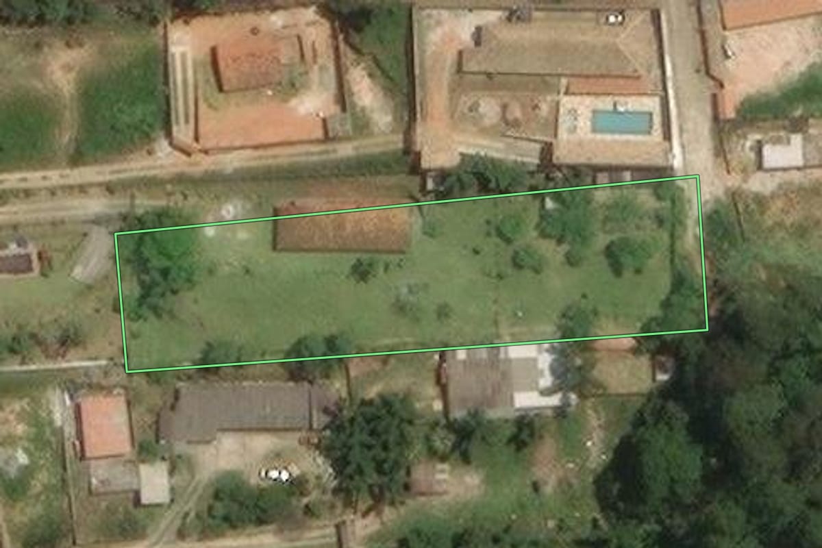 Imagem de satélite do imóvel rural em Mogi das Cruzes (SP), com o contorno declarado no CAR desenhado por cima.