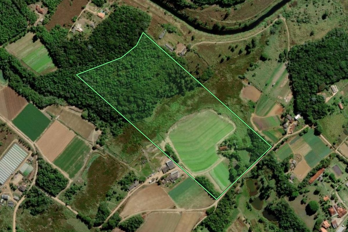 Imagem de satélite do imóvel rural em Mogi das Cruzes (SP), com o contorno declarado no CAR desenhado por cima.