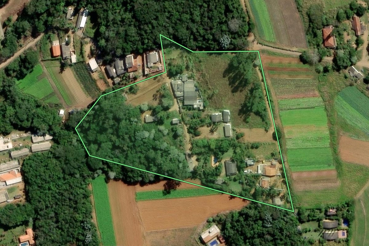Imagem de satélite do imóvel rural em Mogi das Cruzes (SP), com o contorno declarado no CAR desenhado por cima.