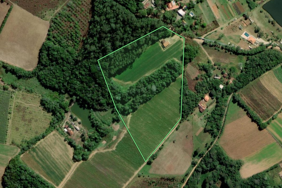 Imagem de satélite do imóvel rural em Mogi das Cruzes (SP), com o contorno declarado no CAR desenhado por cima.