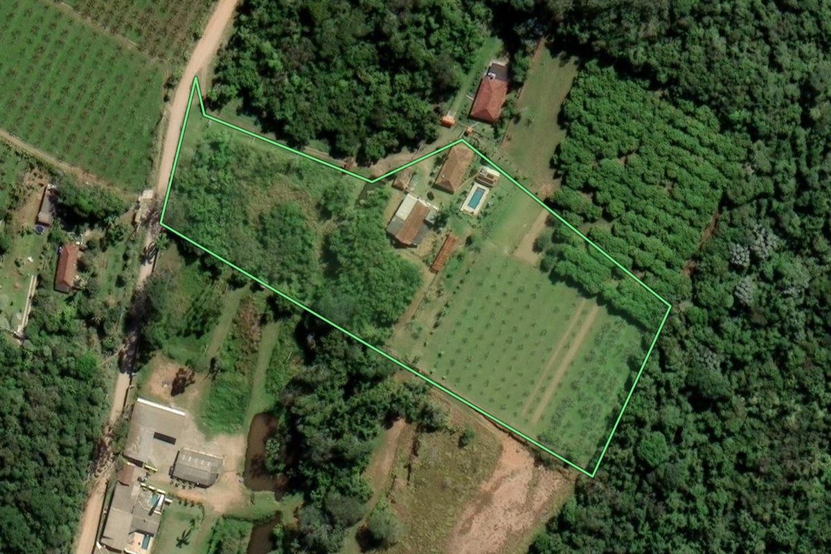 Imagem de satélite do imóvel rural em Mogi das Cruzes (SP), com o contorno declarado no CAR desenhado por cima.