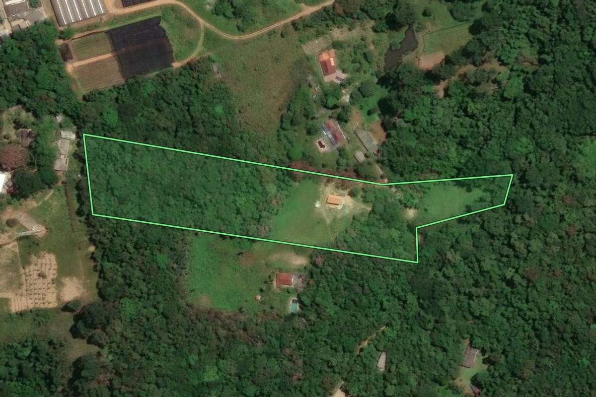 Imagem de satélite do imóvel rural em Mogi das Cruzes (SP), com o contorno declarado no CAR desenhado por cima.