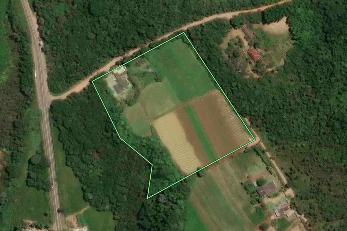 Imagem de satélite do imóvel rural em Mogi das Cruzes (SP), com o contorno declarado no CAR desenhado por cima.