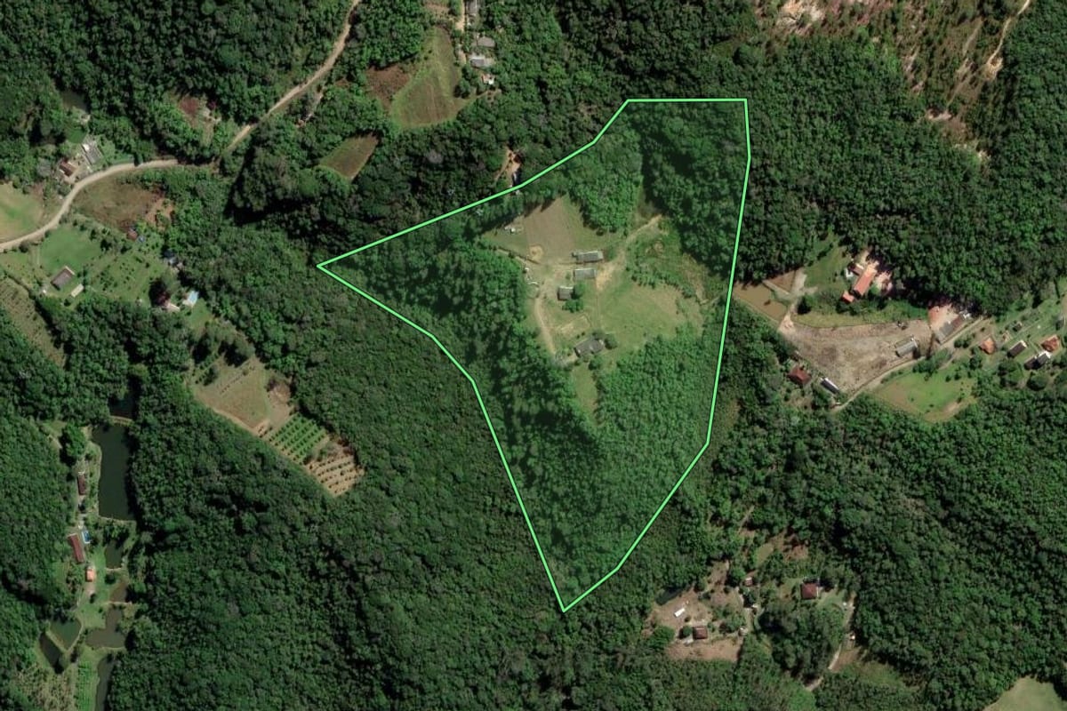 Imagem de satélite do imóvel rural em Mogi das Cruzes (SP), com o contorno declarado no CAR desenhado por cima.