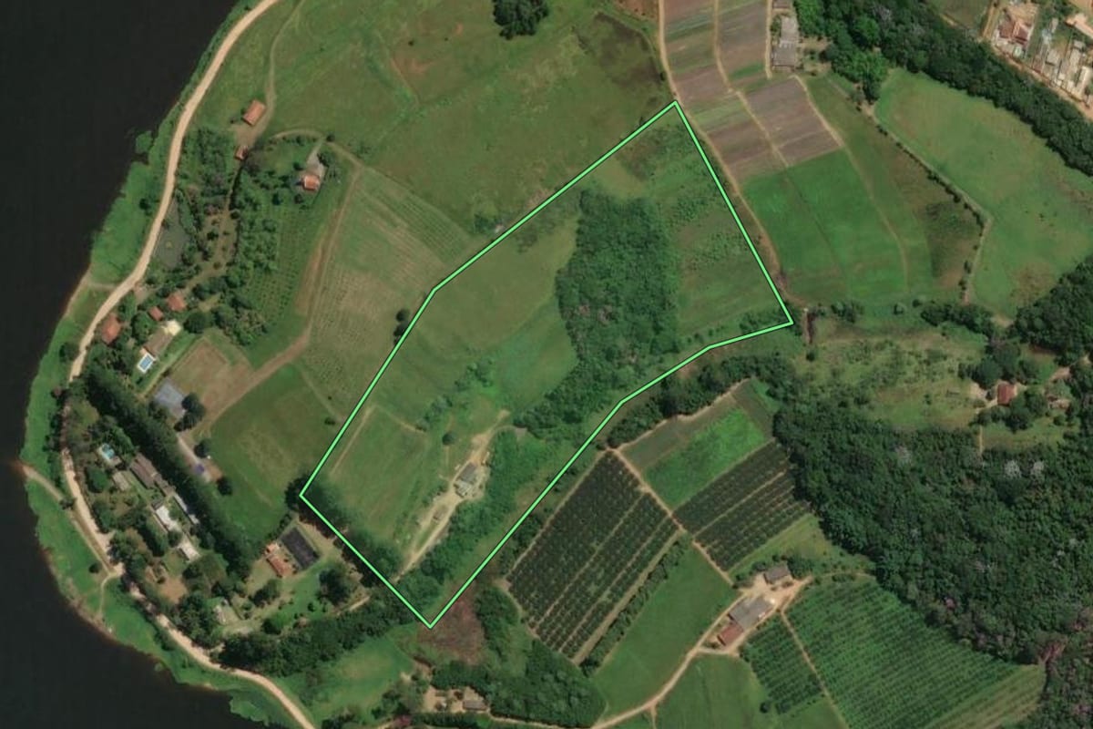 Imagem de satélite do imóvel rural em Mogi das Cruzes (SP), com o contorno declarado no CAR desenhado por cima.