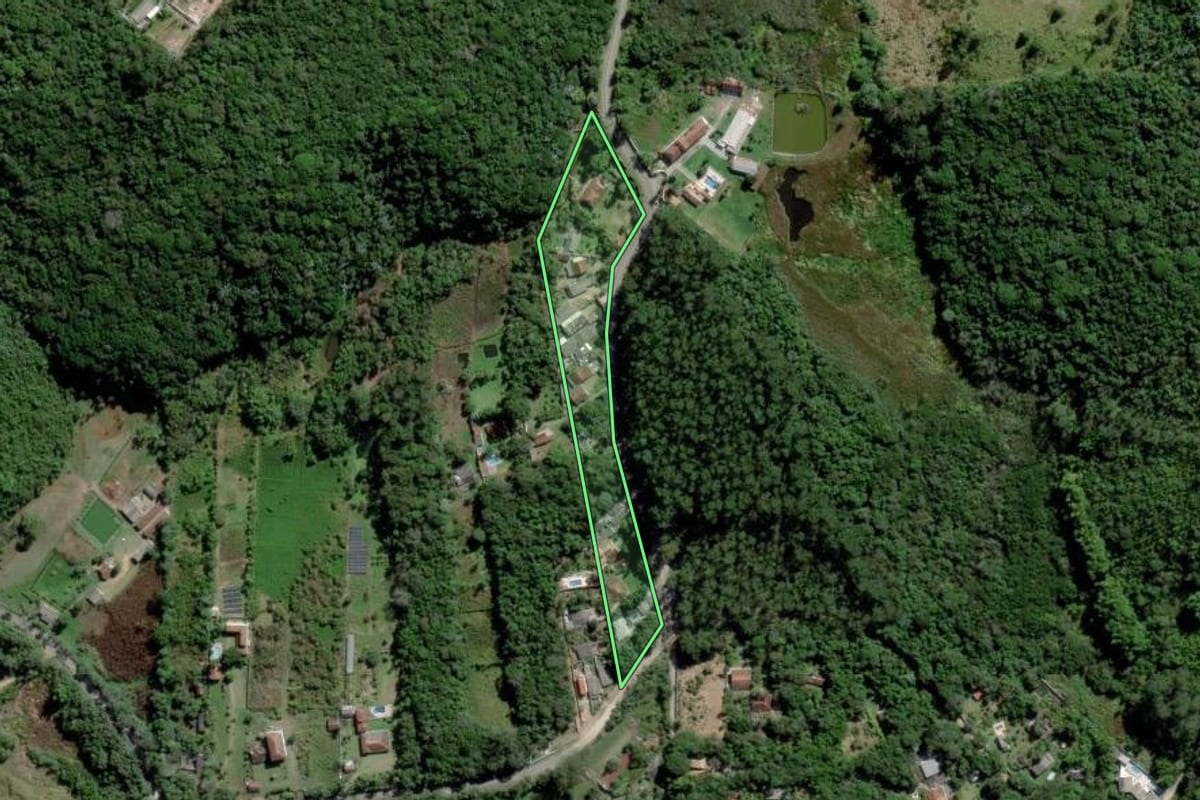 Imagem de satélite do imóvel rural em Mogi das Cruzes (SP), com o contorno declarado no CAR desenhado por cima.