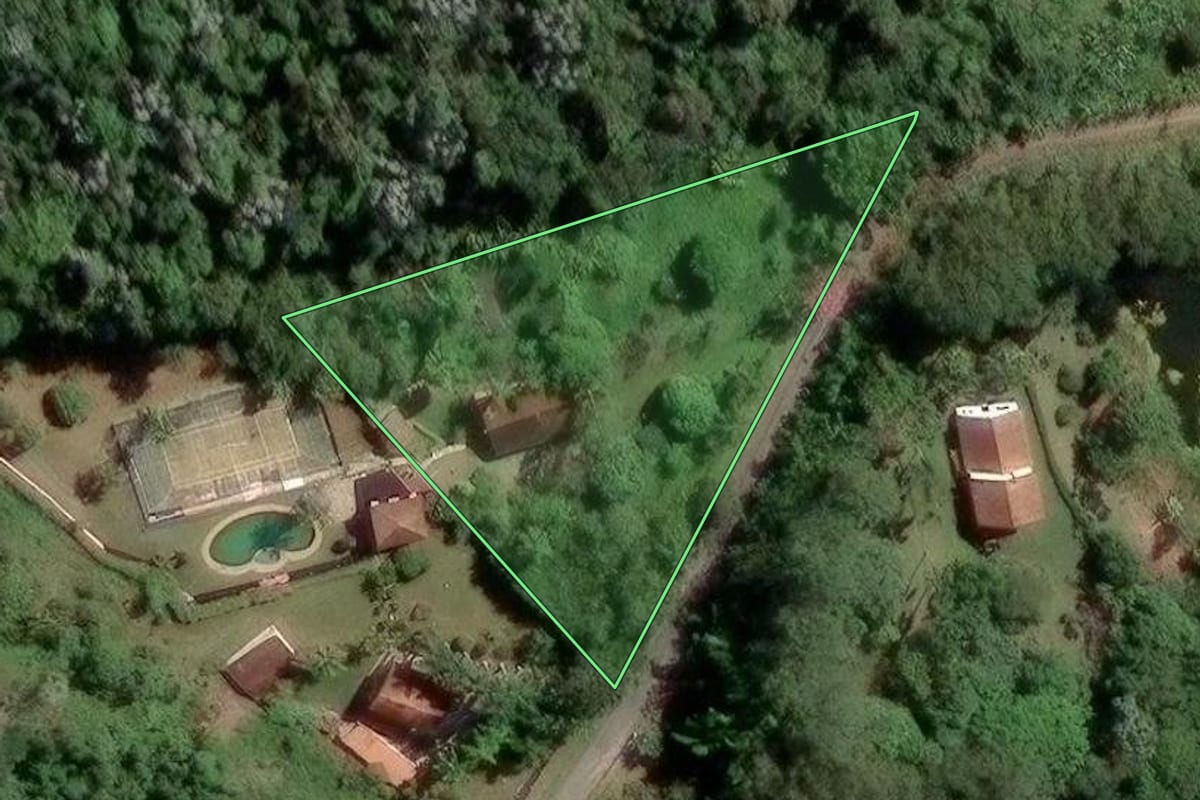 Imagem de satélite do imóvel rural em Mogi das Cruzes (SP), com o contorno declarado no CAR desenhado por cima.