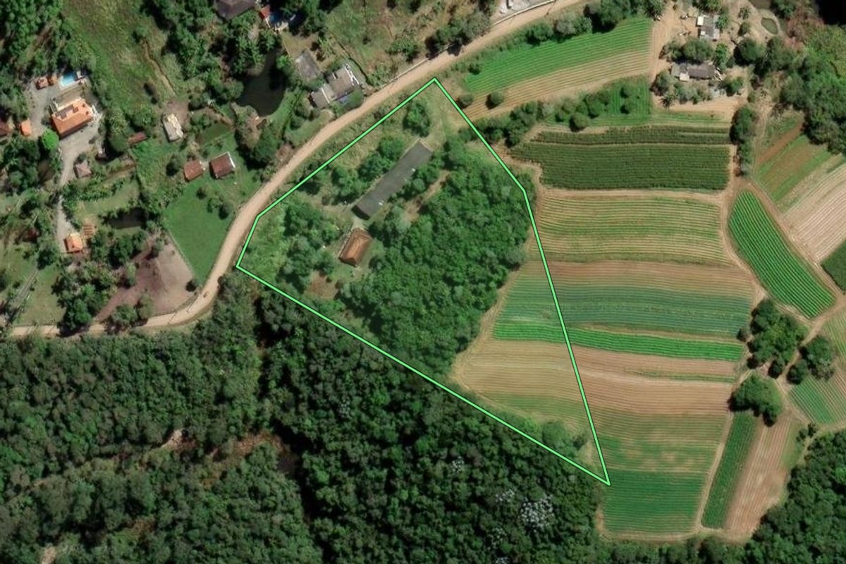 Imagem de satélite do imóvel rural em Mogi das Cruzes (SP), com o contorno declarado no CAR desenhado por cima.