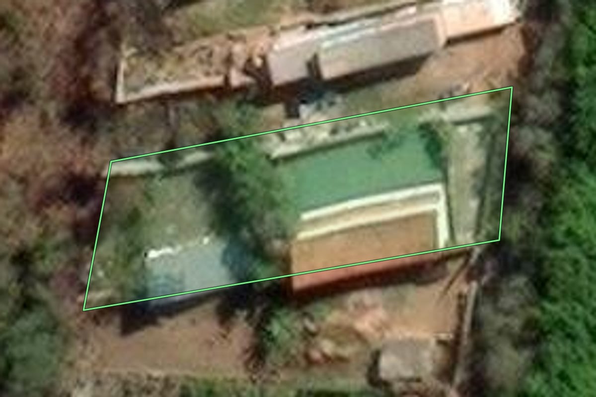 Imagem de satélite do imóvel rural em Mogi das Cruzes (SP), com o contorno declarado no CAR desenhado por cima.