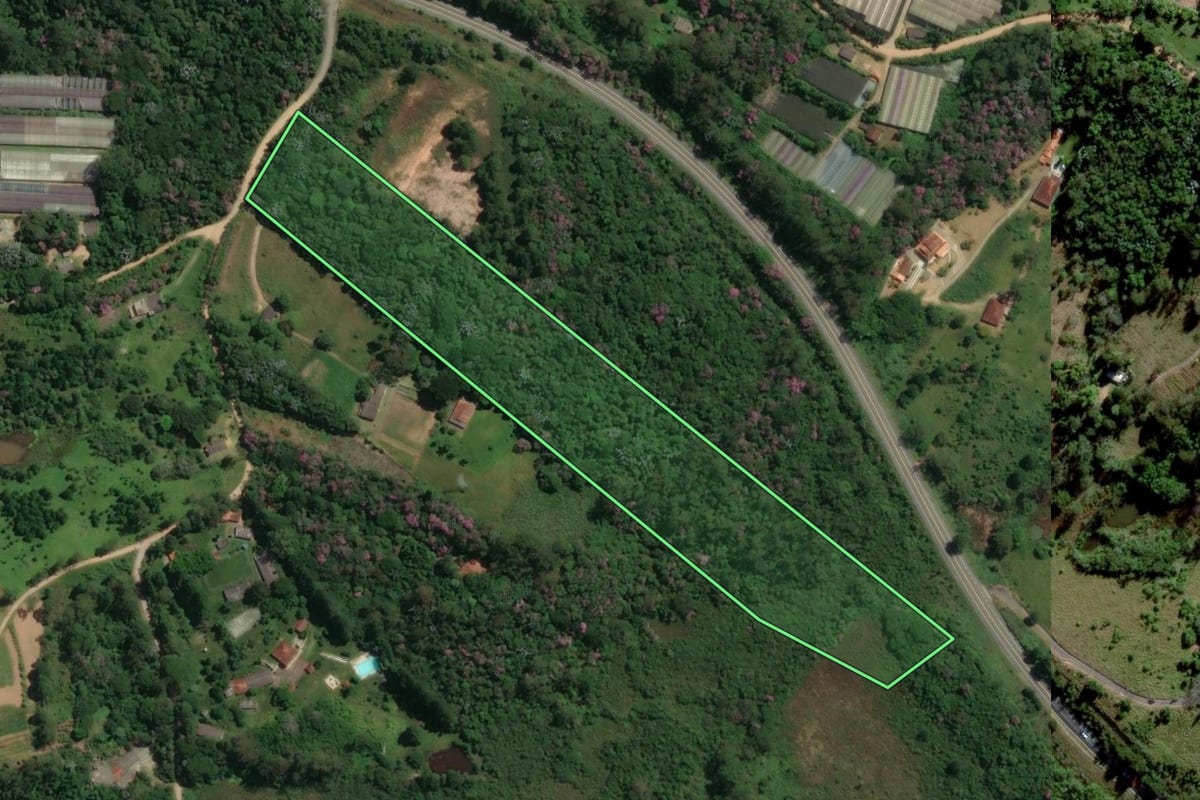 Imagem de satélite do imóvel rural em Mogi das Cruzes (SP), com o contorno declarado no CAR desenhado por cima.