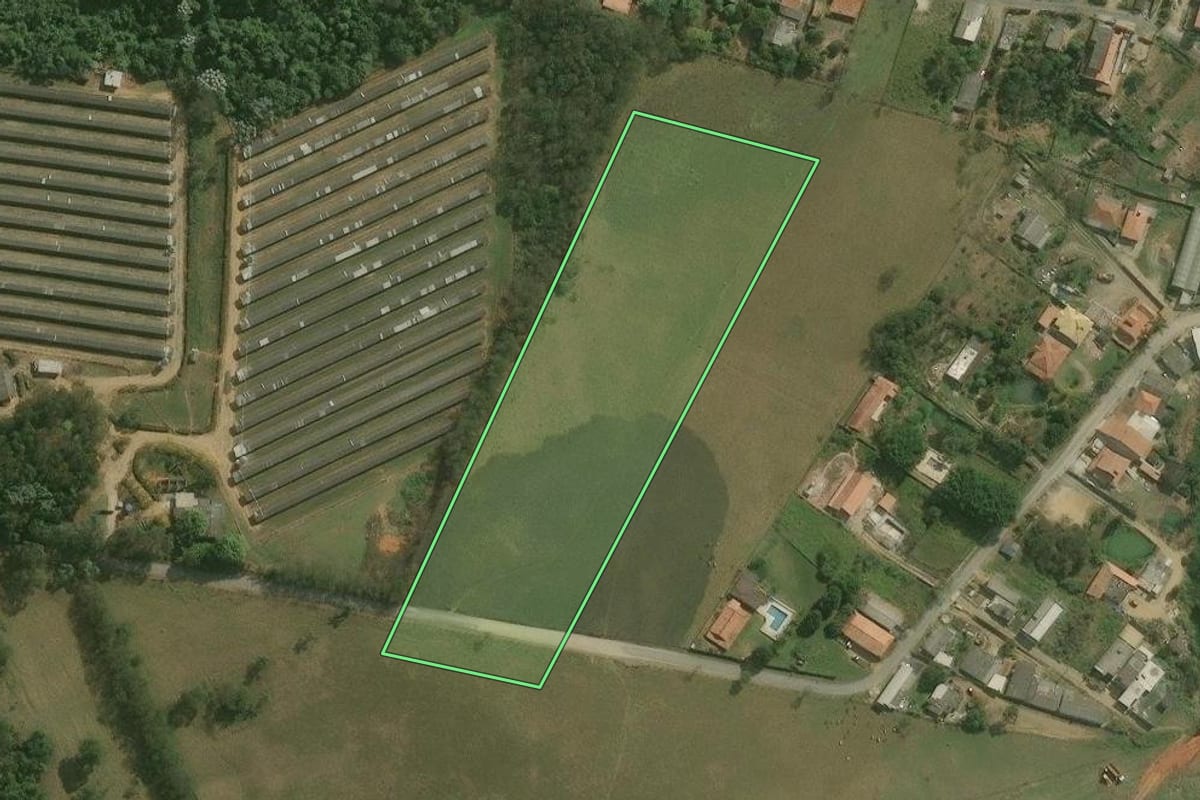 Imagem de satélite do imóvel rural em Mogi das Cruzes (SP), com o contorno declarado no CAR desenhado por cima.
