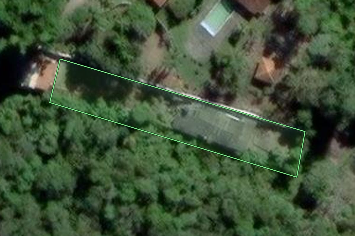 Imagem de satélite do imóvel rural em Mogi das Cruzes (SP), com o contorno declarado no CAR desenhado por cima.