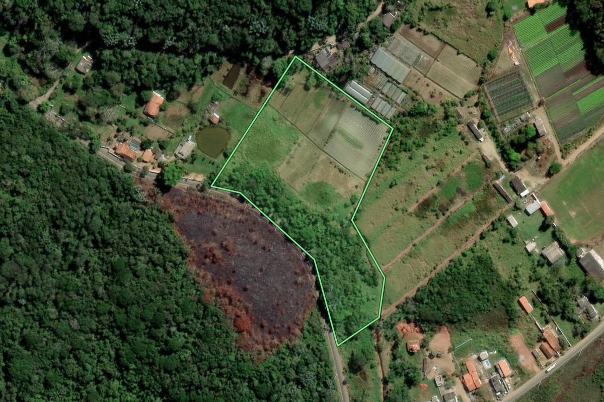 Imagem de satélite do imóvel rural em Mogi das Cruzes (SP), com o contorno declarado no CAR desenhado por cima.