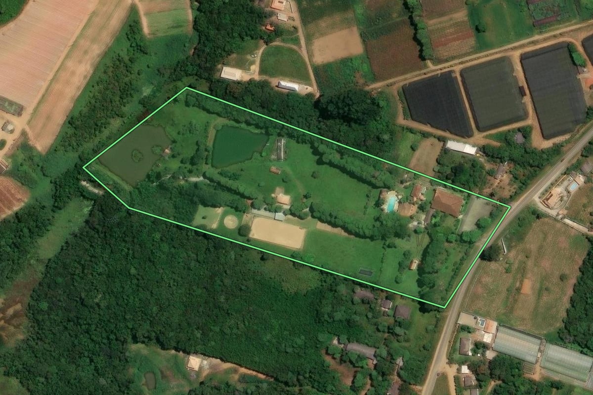Imagem de satélite do imóvel rural em Mogi das Cruzes (SP), com o contorno declarado no CAR desenhado por cima.