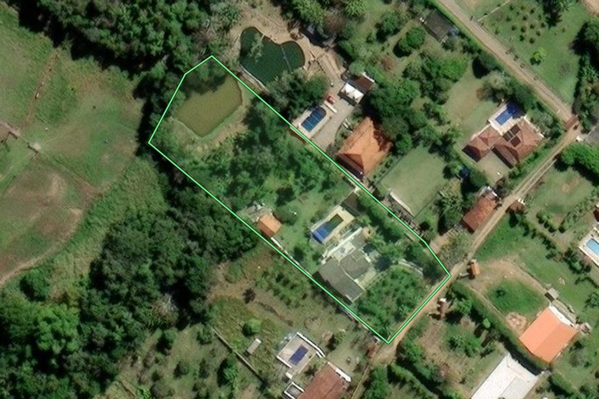 Imagem de satélite do imóvel rural em Mogi das Cruzes (SP), com o contorno declarado no CAR desenhado por cima.
