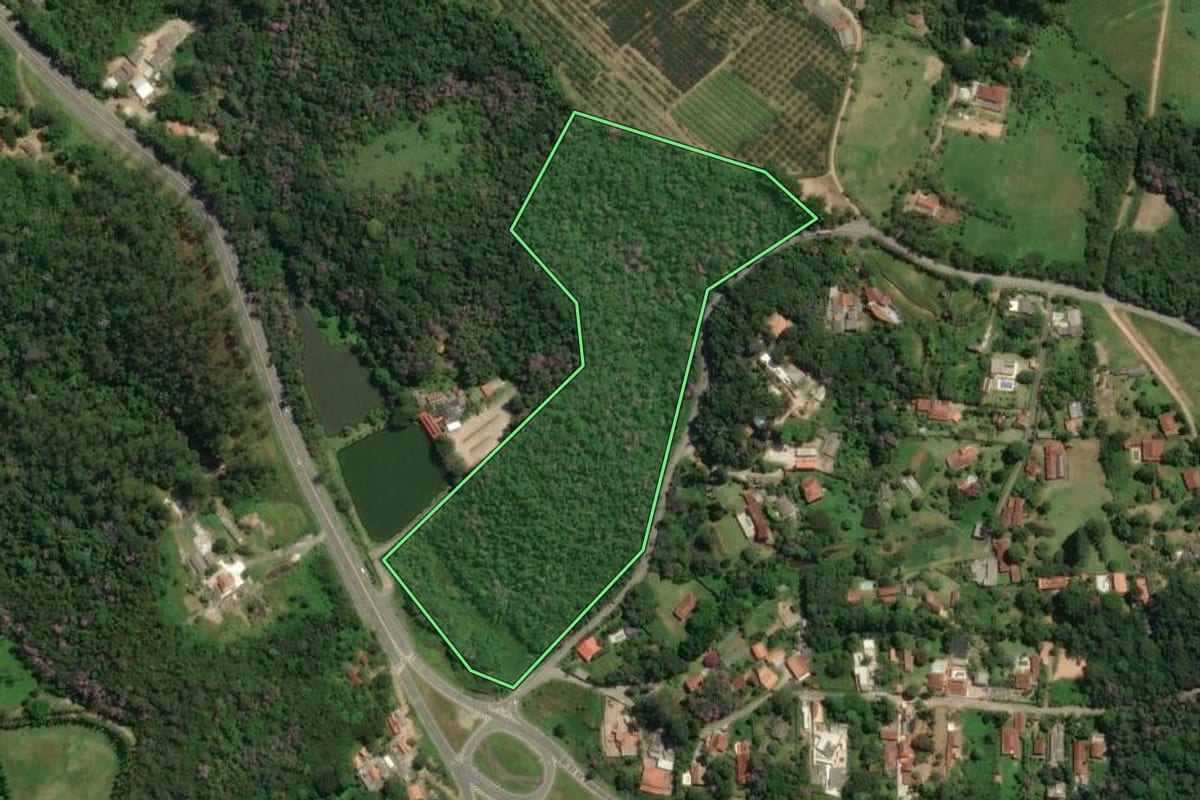 Imagem de satélite do imóvel rural em Mogi das Cruzes (SP), com o contorno declarado no CAR desenhado por cima.