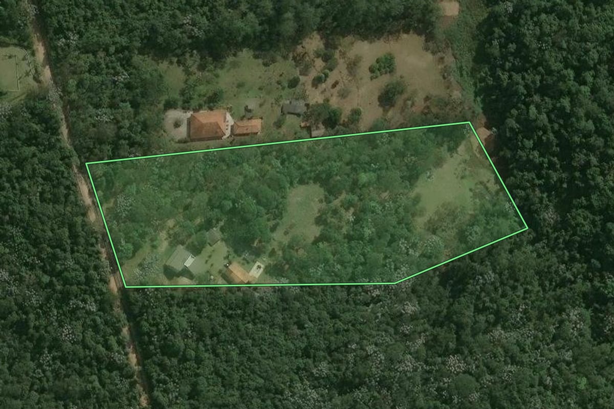 Imagem de satélite do imóvel rural em Mogi das Cruzes (SP), com o contorno declarado no CAR desenhado por cima.