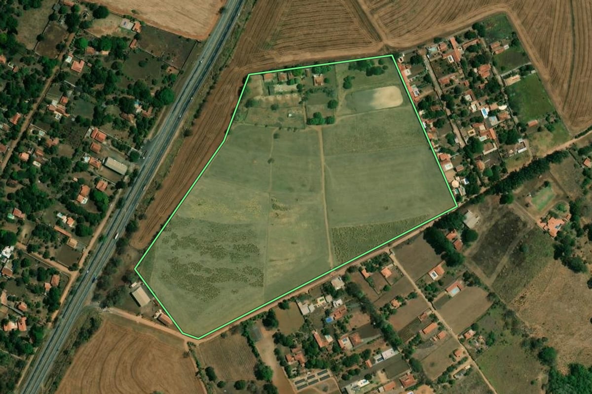 Imagem de satélite do imóvel rural em Mogi Guaçu (SP), com o contorno declarado no CAR desenhado por cima.