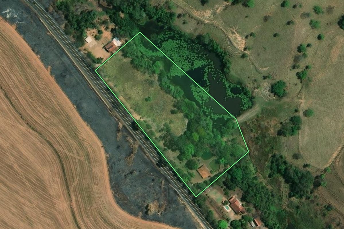 Imagem de satélite do imóvel rural em Mogi Guaçu (SP), com o contorno declarado no CAR desenhado por cima.