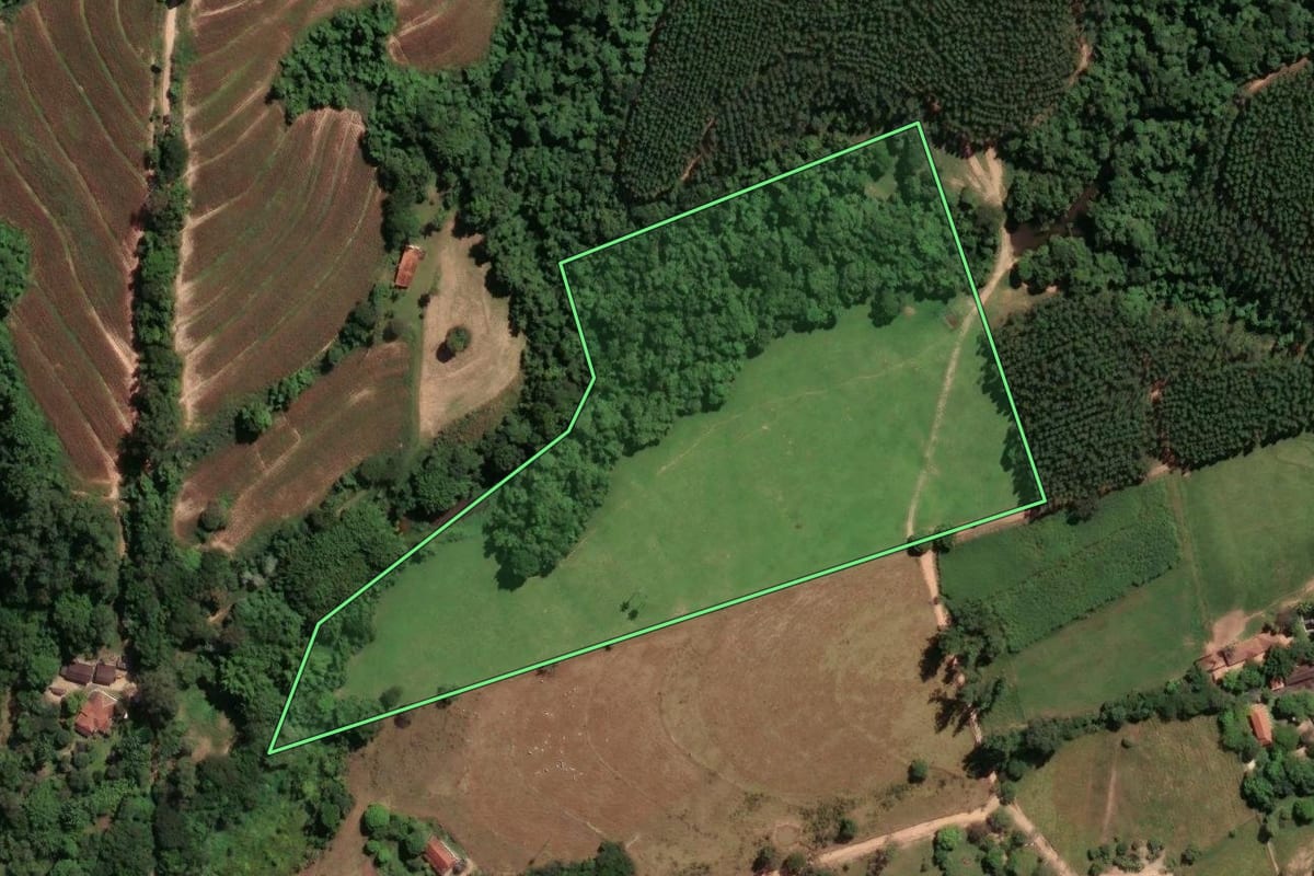Imagem de satélite do imóvel rural em Mogi Guaçu (SP), com o contorno declarado no CAR desenhado por cima.