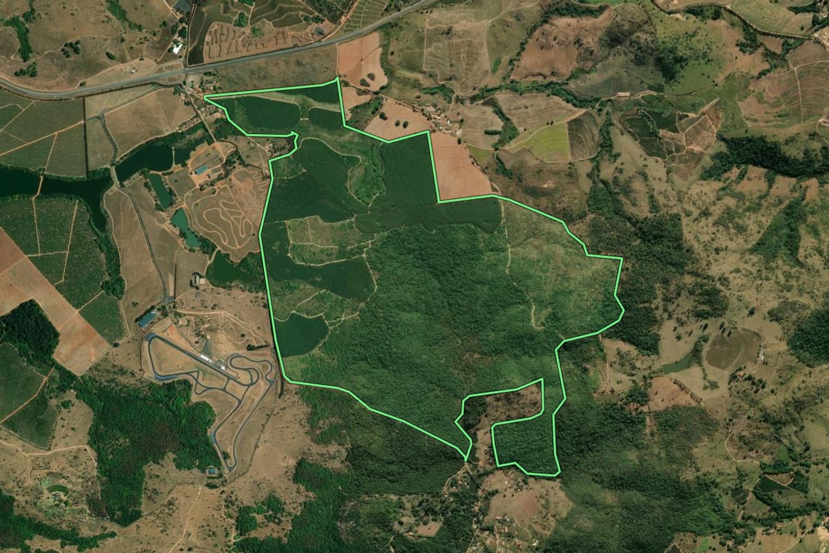 Imagem de satélite do imóvel rural em Mogi Guaçu (SP), com o contorno declarado no CAR desenhado por cima.