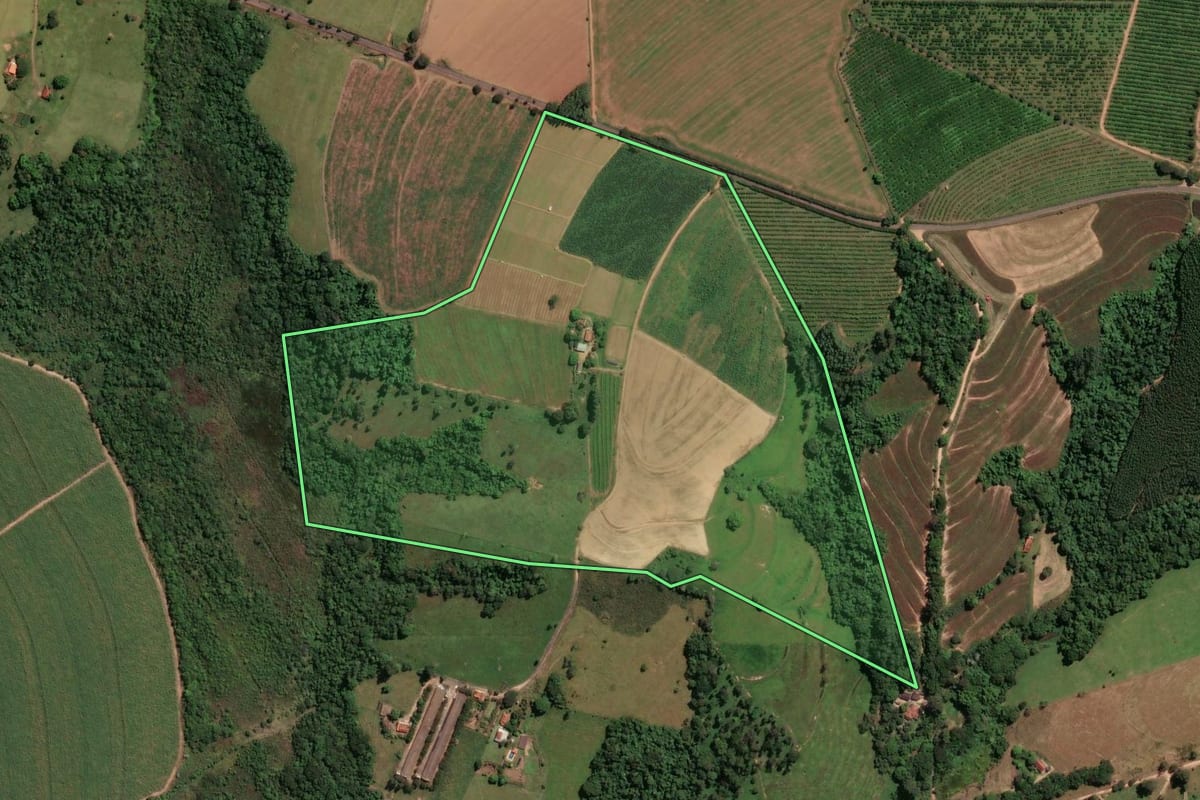 Imagem de satélite do imóvel rural em Mogi Guaçu (SP), com o contorno declarado no CAR desenhado por cima.