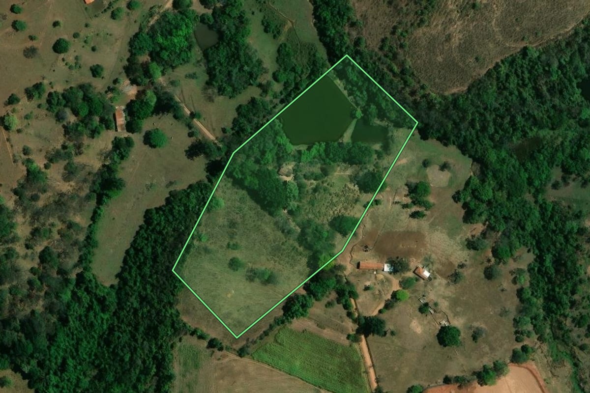 Imagem de satélite do imóvel rural em Mogi Guaçu (SP), com o contorno declarado no CAR desenhado por cima.