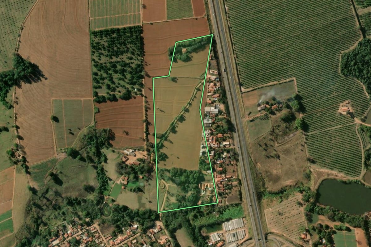 Imagem de satélite do imóvel rural em Mogi Guaçu (SP), com o contorno declarado no CAR desenhado por cima.