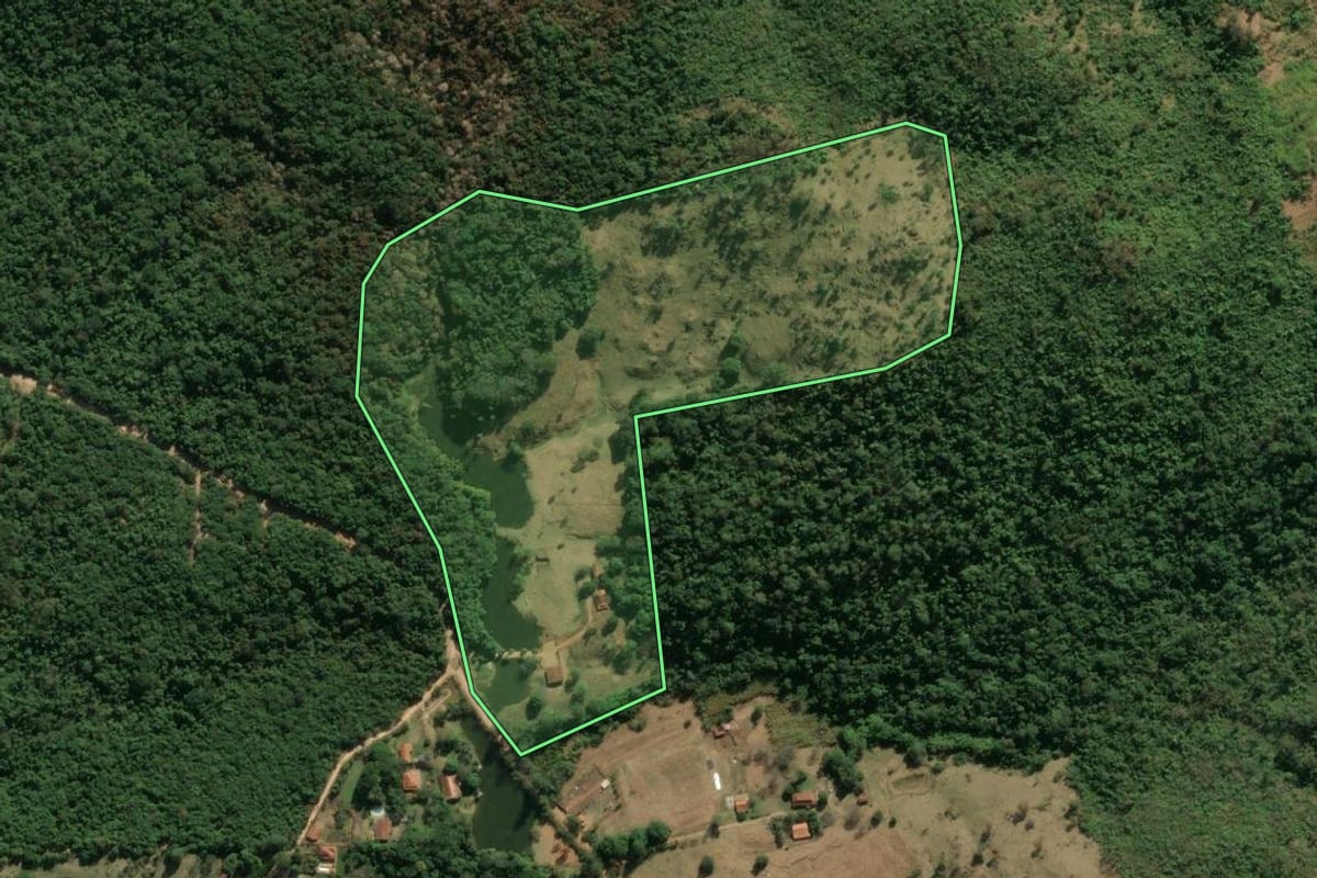 Imagem de satélite do imóvel rural em Mogi Guaçu (SP), com o contorno declarado no CAR desenhado por cima.