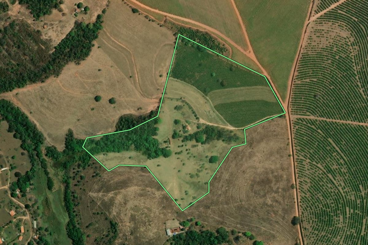 Imagem de satélite do imóvel rural em Mogi Guaçu (SP), com o contorno declarado no CAR desenhado por cima.