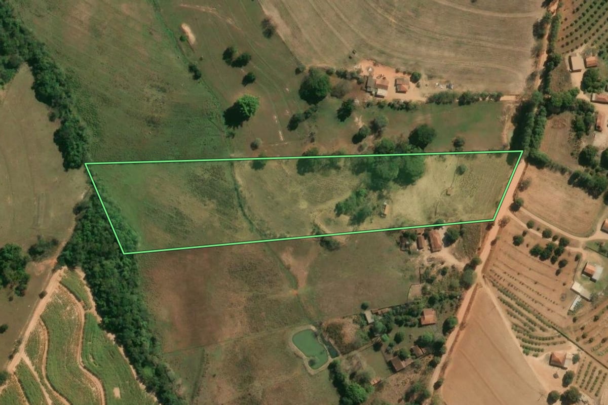 Imagem de satélite do imóvel rural em Mogi Guaçu (SP), com o contorno declarado no CAR desenhado por cima.