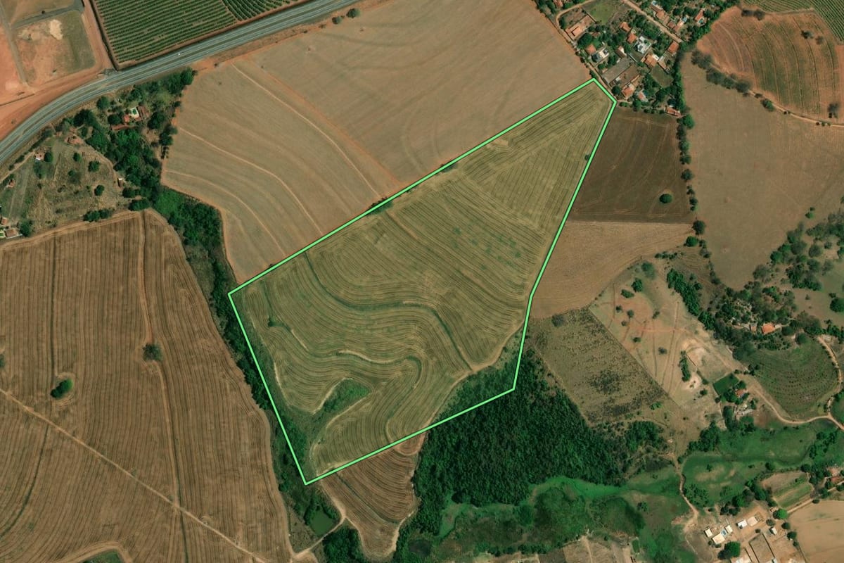 Imagem de satélite do imóvel rural em Mogi Guaçu (SP), com o contorno declarado no CAR desenhado por cima.