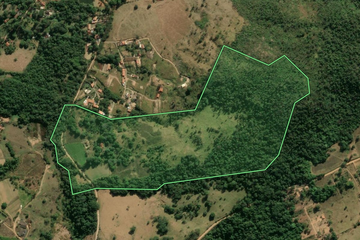 Imagem de satélite do imóvel rural em Mogi Guaçu (SP), com o contorno declarado no CAR desenhado por cima.