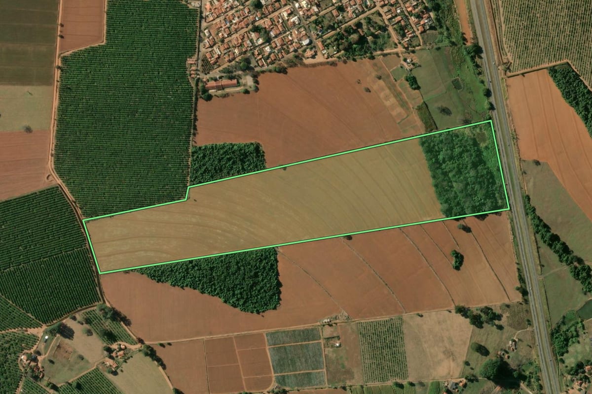 Imagem de satélite do imóvel rural em Mogi Guaçu (SP), com o contorno declarado no CAR desenhado por cima.
