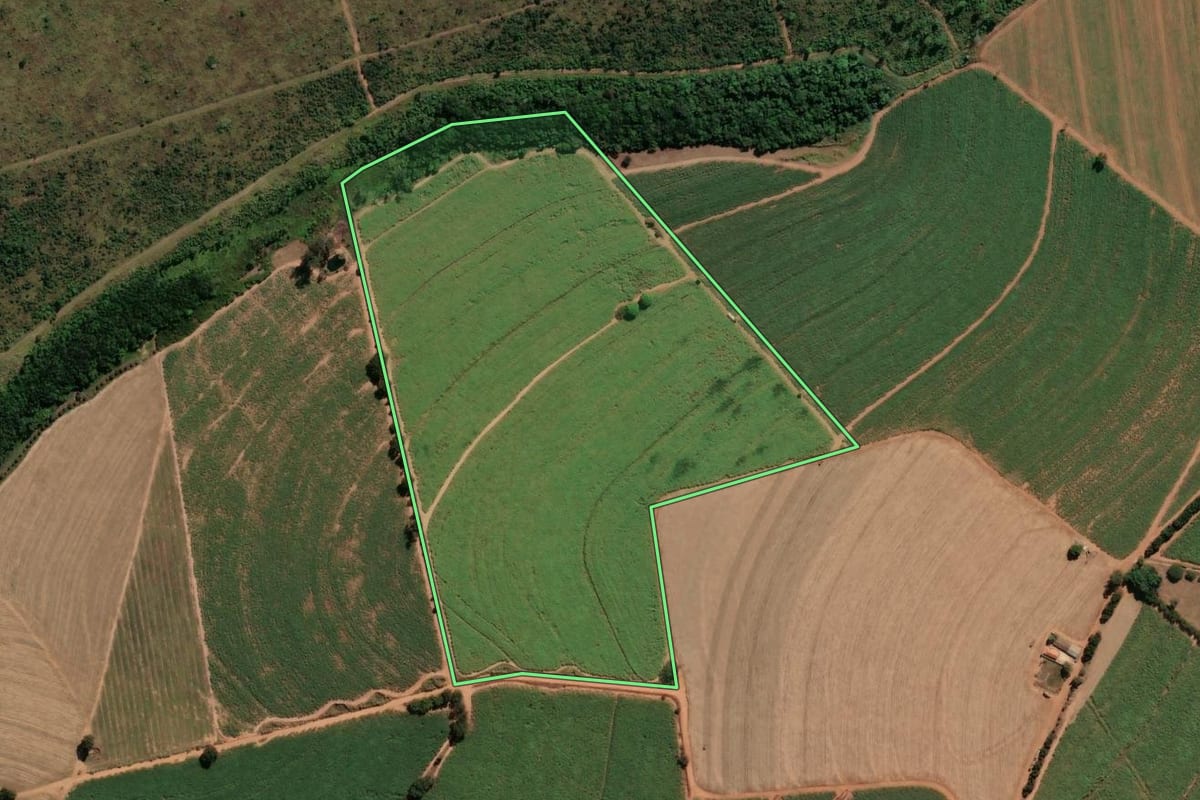 Imagem de satélite do imóvel rural em Mogi Guaçu (SP), com o contorno declarado no CAR desenhado por cima.