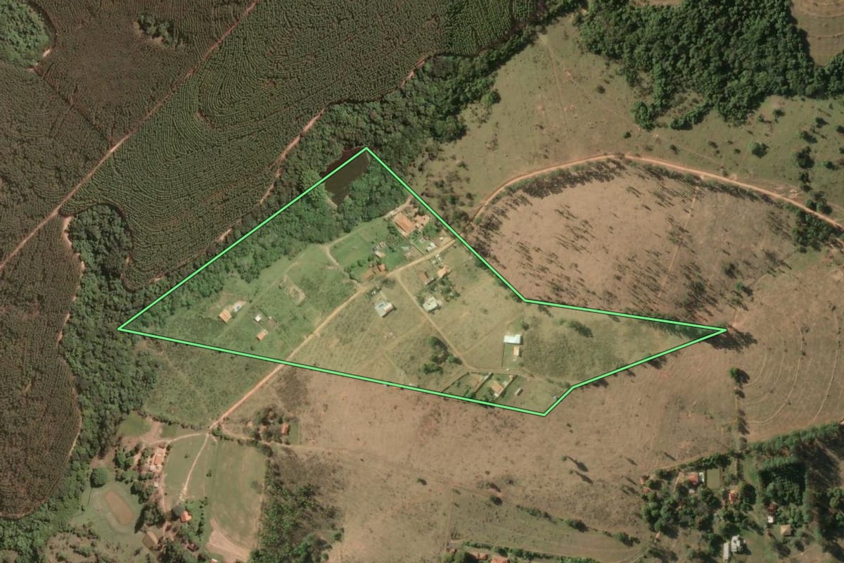 Imagem de satélite do imóvel rural em Mogi Guaçu (SP), com o contorno declarado no CAR desenhado por cima.