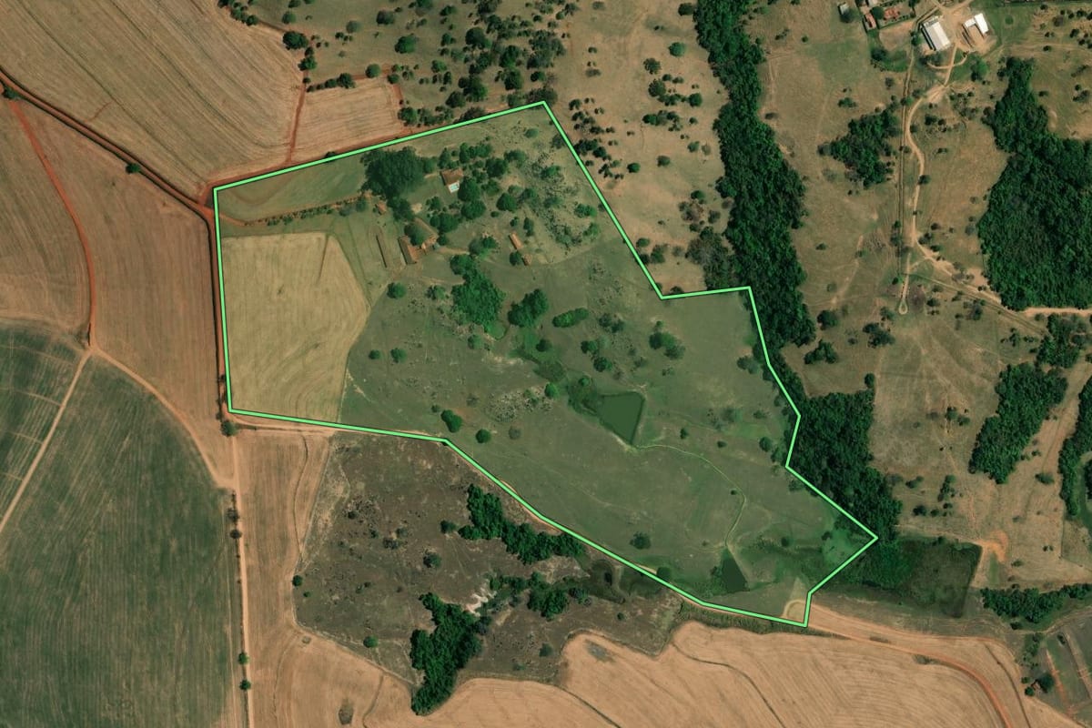 Imagem de satélite do imóvel rural em Mogi Guaçu (SP), com o contorno declarado no CAR desenhado por cima.