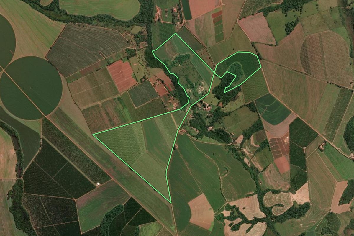 Imagem de satélite do imóvel rural em Mogi Guaçu (SP), com o contorno declarado no CAR desenhado por cima.