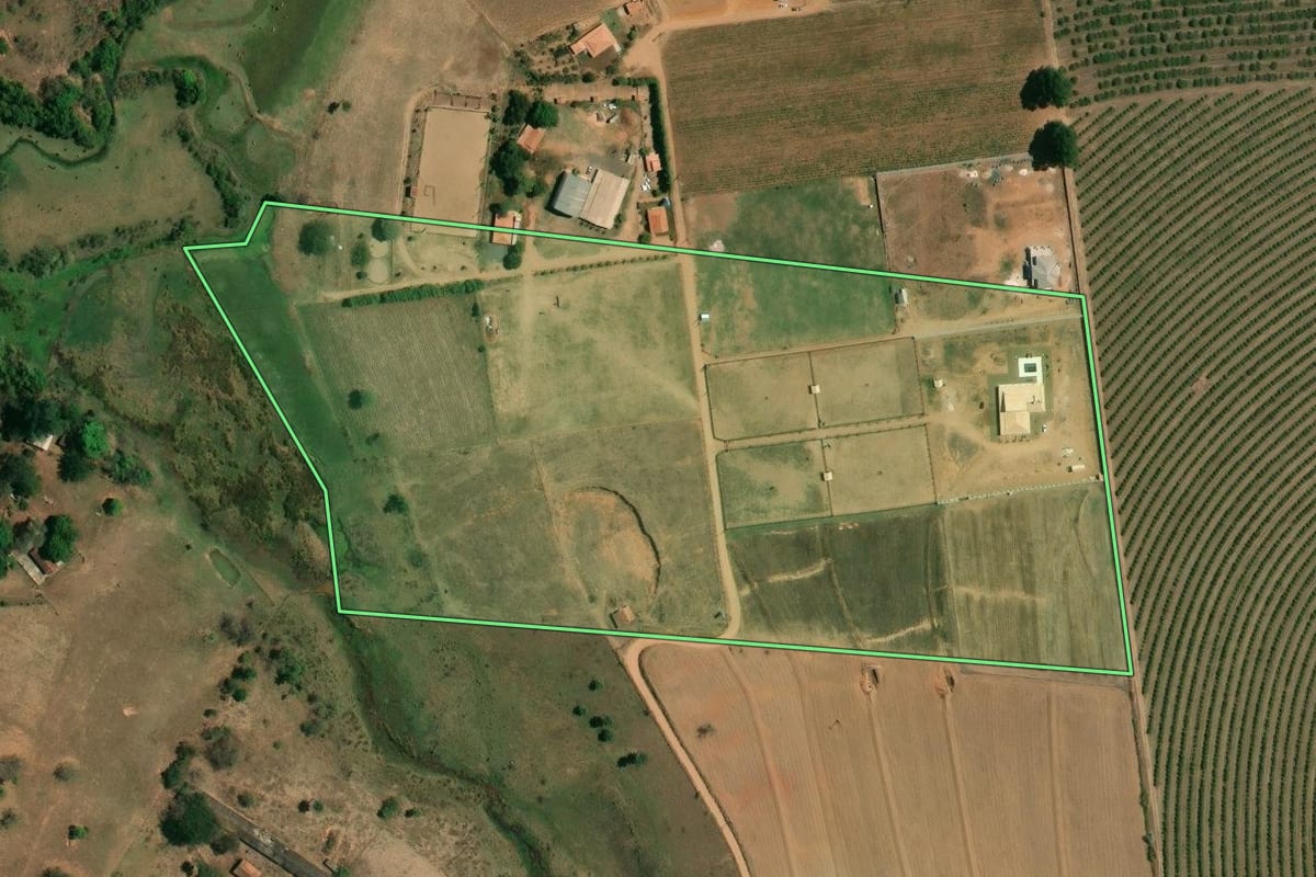 Imagem de satélite do imóvel rural em Mogi Guaçu (SP), com o contorno declarado no CAR desenhado por cima.