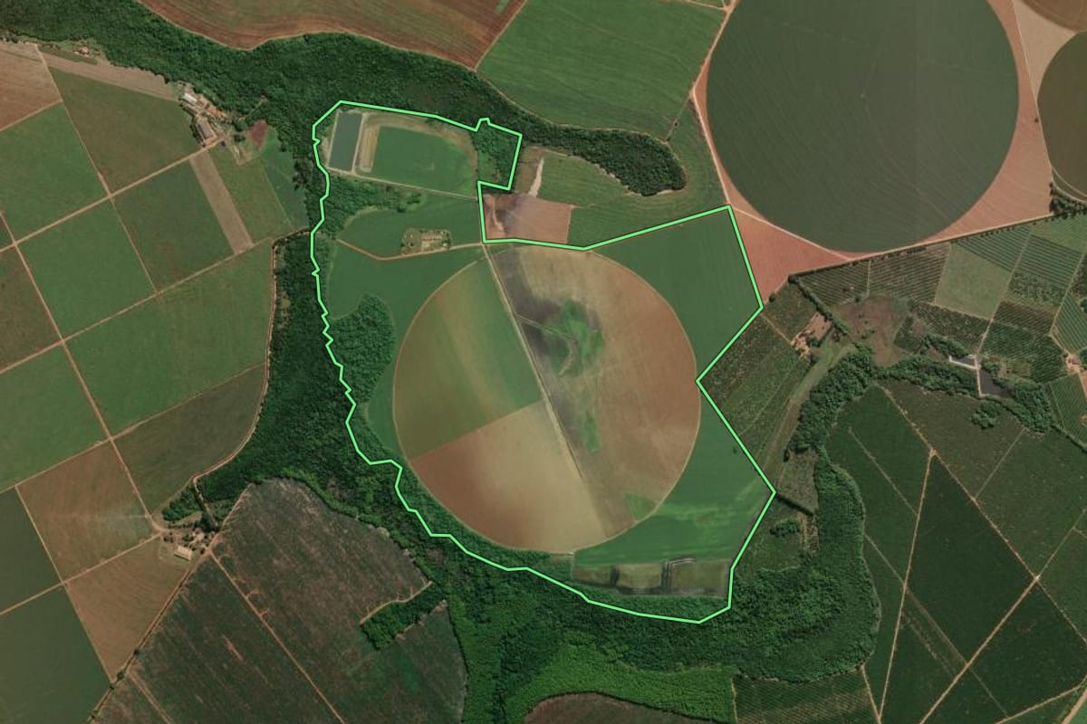 Imagem de satélite do imóvel rural em Mogi Guaçu (SP), com o contorno declarado no CAR desenhado por cima.