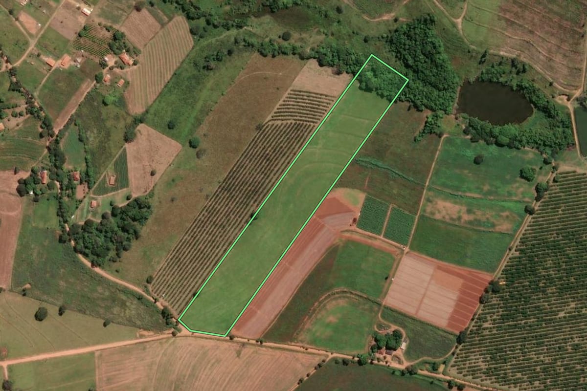 Imagem de satélite do imóvel rural em Mogi Guaçu (SP), com o contorno declarado no CAR desenhado por cima.