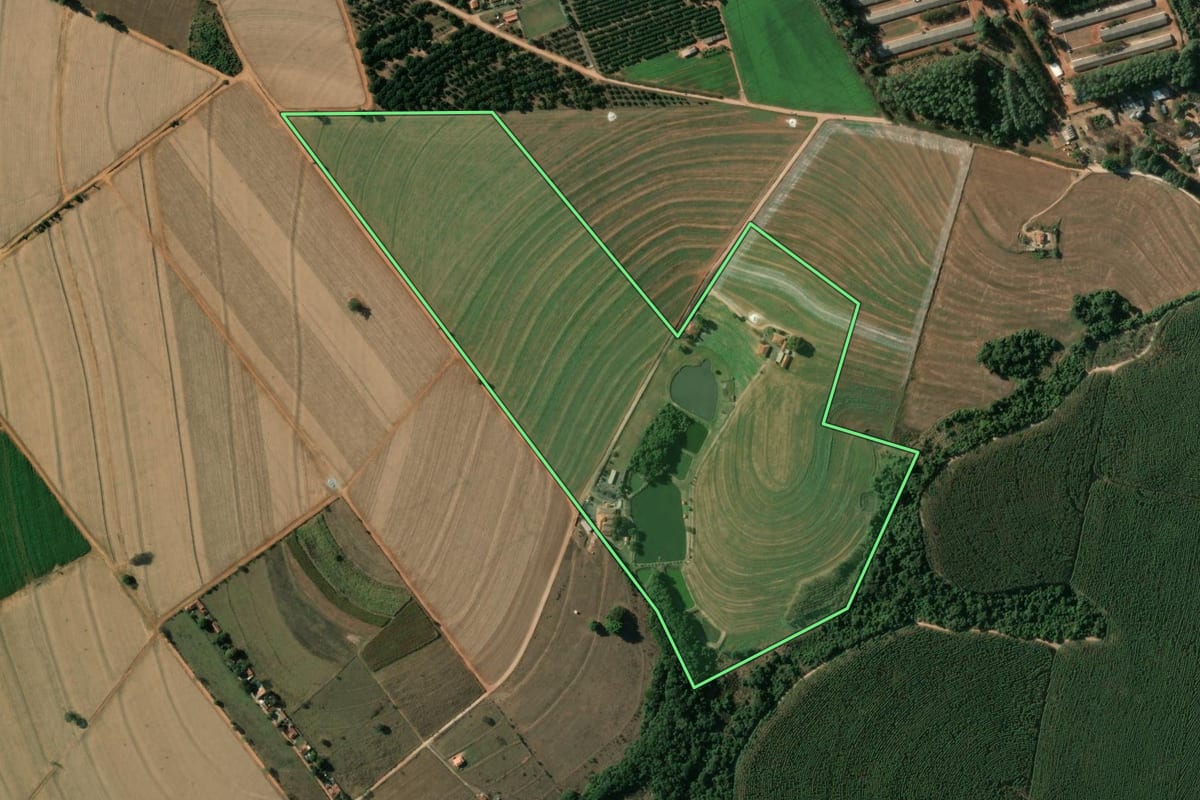 Imagem de satélite do imóvel rural em Mogi Guaçu (SP), com o contorno declarado no CAR desenhado por cima.