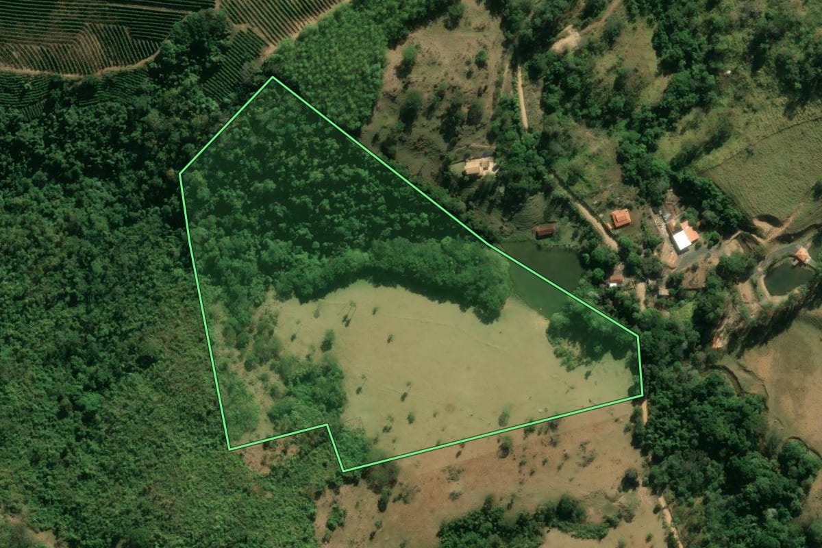 Imagem de satélite do imóvel rural em Mogi Guaçu (SP), com o contorno declarado no CAR desenhado por cima.