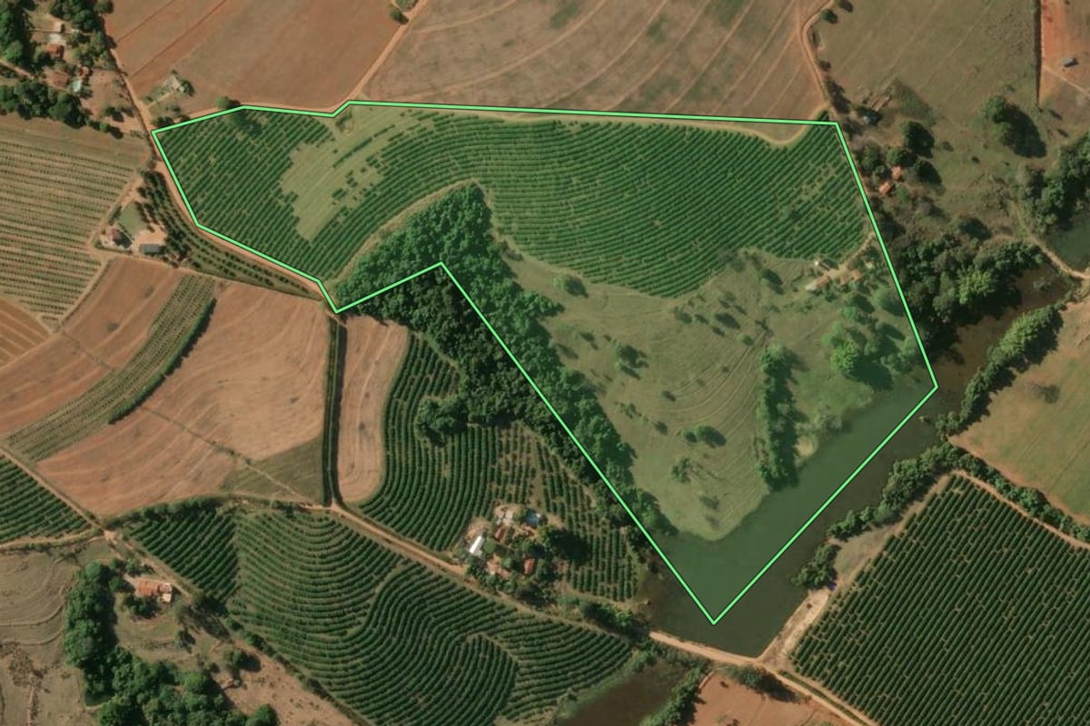Imagem de satélite do imóvel rural em Mogi Guaçu (SP), com o contorno declarado no CAR desenhado por cima.