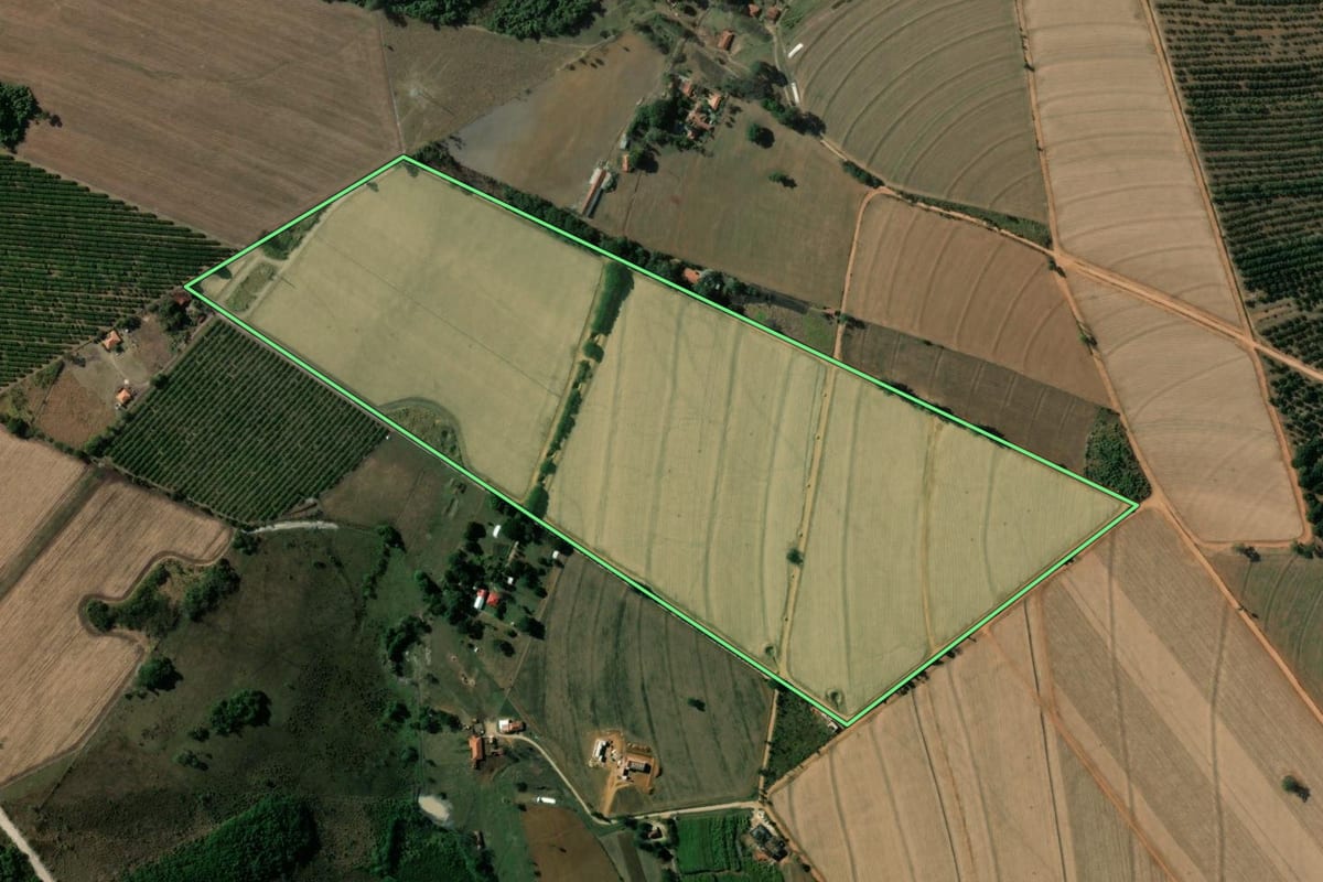 Imagem de satélite do imóvel rural em Mogi Guaçu (SP), com o contorno declarado no CAR desenhado por cima.